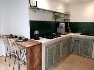 Kuchyň nebo kuchyňský kout v ubytování Riad KaBaYa Charme Exclusif Privatisé 2 à 8 Pers.