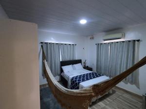 ein Schlafzimmer mit einer Hängematte in einem Zimmer in der Unterkunft Mecejana Home in Boa Vista