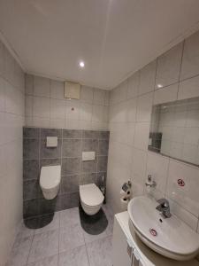 Ένα μπάνιο στο Cozy Apartment by Northsouth Apartments +15 φωτογραφίες