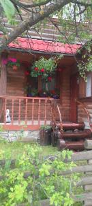 a house with a red bench in front of it at Садиба "Svitlana" in Yablunytsya