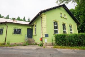une maison verte avec un toit noir dans l'établissement Turistická chata Nesnídalka, 