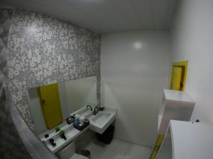W łazience znajduje się umywalka i lustro. w obiekcie Mecejana Home w mieście Boa Vista
