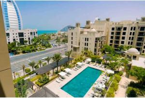 una vista aérea de una piscina y algunos edificios en Burj Al Arab Front 2 Bedroom en Dubái