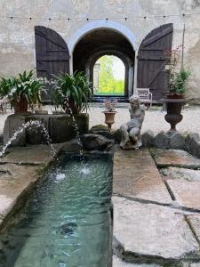 una fuente de agua con un osito de peluche sentado al lado en Sanctum Schloss Haggenberg, 