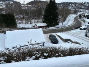Un camion coperto di neve vicino a una strada di Near Sandefjord AirPort and walking distance to City center a Sandefjord