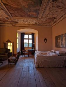 1 dormitorio con 2 camas y techo artesonado en Sanctum Schloss Haggenberg, 