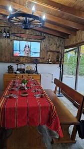 uma mesa de jantar com uma toalha de mesa vermelha em Къща под наем-нощувки em Targovishte