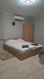 1 dormitorio con 1 cama en una habitación en Къща под наем-нощувки en Targovishte
