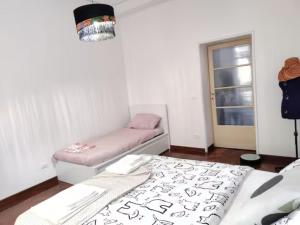 um quarto com uma cama, um sofá e uma janela em Bologna centro em Bolonha