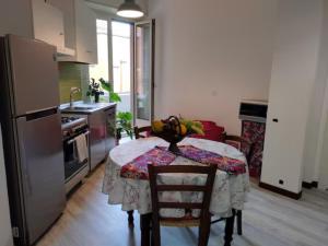 uma cozinha com uma mesa com uma tigela de bananas em Bologna centro em Bolonha