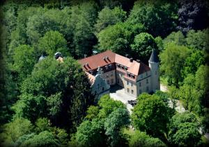 eine Luftansicht einer Burg im Wald in der Unterkunft Dom Gościnny Rzeczna 4 in Tuczno