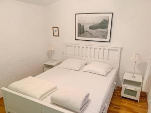 Postel nebo postele na pokoji v ubytování Charmante villa avec piscine à débordement aux Issambres - FR-1-768-44