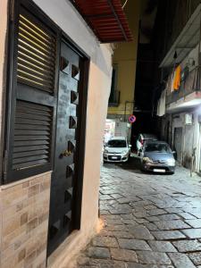 ナポリにあるDimora San Gennaroの路上駐車の建物の扉