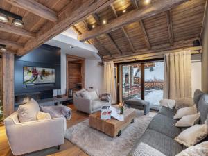 ein Wohnzimmer voller Möbel und einem großen Fenster in der Unterkunft Grand Chalet Méribel, 15 pers, Navette privée - FR-1-565-102 in Les Allues
