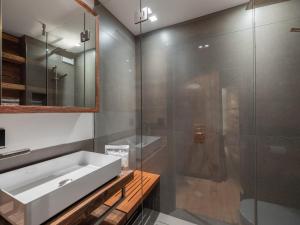 ein Badezimmer mit Waschbecken und Glasdusche in der Unterkunft Grand Chalet Méribel, 15 pers, Navette privée - FR-1-565-102 in Les Allues + 9 Fotos