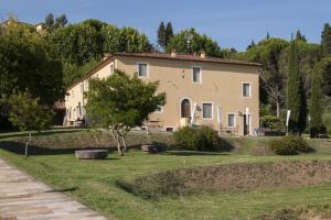 a large house in the middle of a yard at Frantoio di Corsanico in Corsanico-Bargecchia