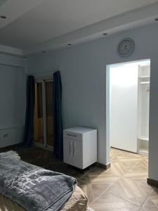 una camera con un letto e un orologio a muro di Room in new Cairo near the airport a Il Cairo