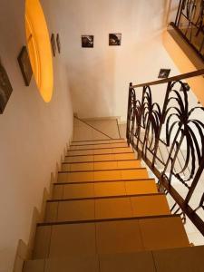 un conjunto de escaleras con un sombrero amarillo en la parte superior en La Villa Tila, en Ouoran