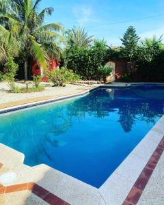 Ouoran的住宿－La Villa Tila，一座大蓝色游泳池,位于房子前