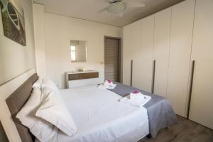 A bed or beds in a room at CapoSud - Appartamento Ancora
