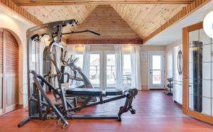 uma sala de fitness com um ginásio com uma passadeira em Alice'wonderland em Beaverton