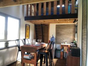 d'une salle à manger avec une table et une mezzanine. dans l'établissement Tiny House, Tiny Black Frutillar, à Frutillar