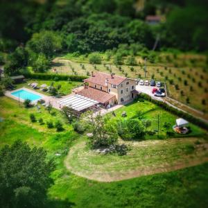 eine Luftansicht eines großen Hauses mit Hof in der Unterkunft Tenuta delle Acque in Acquasparta