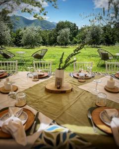 una mesa con platos y vasos encima en Tenuta delle Acque, en Acquasparta