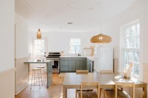 Kitchen o kitchenette sa The Bungalow Loft by WB Abodes