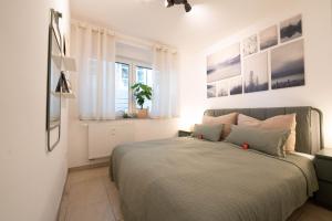 a bedroom with a bed and a window at Balance: Wohnung - Zentral - Messe - Stadion in Dortmund
