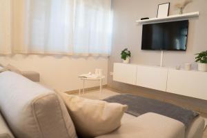 a living room with a couch and a tv at Balance: Wohnung - Zentral - Messe - Stadion in Dortmund