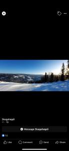 una pantalla de televisión con una foto de un campo cubierto de nieve en Perfect Christmas atmosphere! Beautiful Apartment at Skagahøgdi with Panoramic View, en Gol