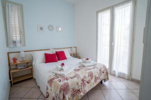 a bedroom with a bed with two towels on it at CapoSud - Appartamento Salgari in Marina di Ragusa