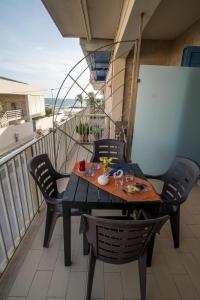 マリーナ・ディ・ラグーザにあるCapoSud - Appartamento Salgariのテーブルと椅子、海の景色を望むバルコニー
