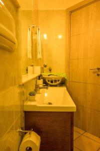 a bathroom with a sink and a toilet at CapoSud - Appartamento Salgari in Marina di Ragusa