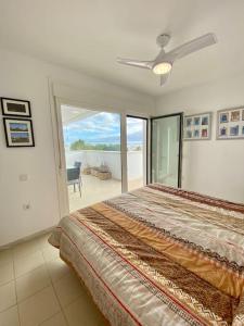 a bedroom with a large bed and a balcony at Villa Hélice - Moderno apartamento en Cabo de Gata in Las Negras