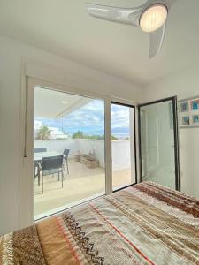 a bedroom with a bed and a view of a patio at Villa Hélice - Moderno apartamento en Cabo de Gata in Las Negras
