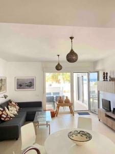 a living room with a couch and a table at Villa Hélice - Moderno apartamento en Cabo de Gata in Las Negras