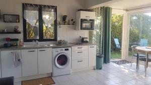 eine Küche mit einer Waschmaschine und einem Waschbecken in der Unterkunft Villa Acqua Doria in Coti-Chiavari
