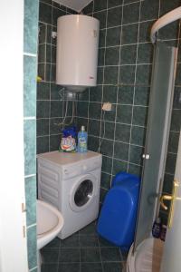 een badkamer met een wasmachine en een wasmachine bij Apartment Vidakovic in Budva