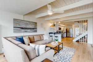 sala de estar con sofá y mesa en Bethany Beach Dream Home, en Bethany Beach