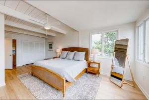 Un dormitorio con una cama y una escalera. en Bethany Beach Dream Home, en Bethany Beach