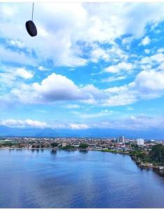 Blick auf einen großen Fluss mit einer Stadt in der Unterkunft Studio reformado - sem garagem de auto in São Vicente