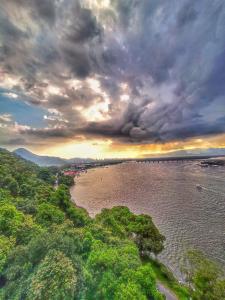 a large body of water with a bridge in the distance at Studio reformado - sem garagem de auto in São Vicente