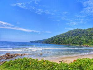 uma vista para uma praia com o oceano em Studio reformado - sem garagem de auto em São Vicente