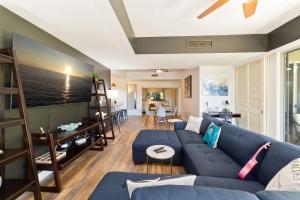 sala de estar con sofá azul en Hilton Pool Pass Included - Luxe Villa, en Waikoloa