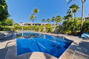 una piscina en un complejo con palmeras en Hilton Pool Pass Included - Luxe Villa, en Waikoloa