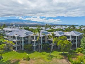 una vista aérea de un gran complejo de apartamentos con palmeras en Hilton Pool Pass Included - Luxe Villa, en Waikoloa