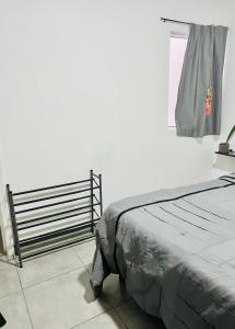 Schlafzimmer mit einem Bett und einem Fenster in der Unterkunft Casa Ambar in Tijuana