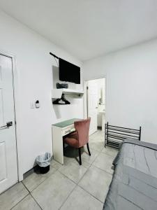 Schlafzimmer mit einem Schreibtisch, einem Bett und einem Schreibtisch in der Unterkunft Casa Ambar in Tijuana